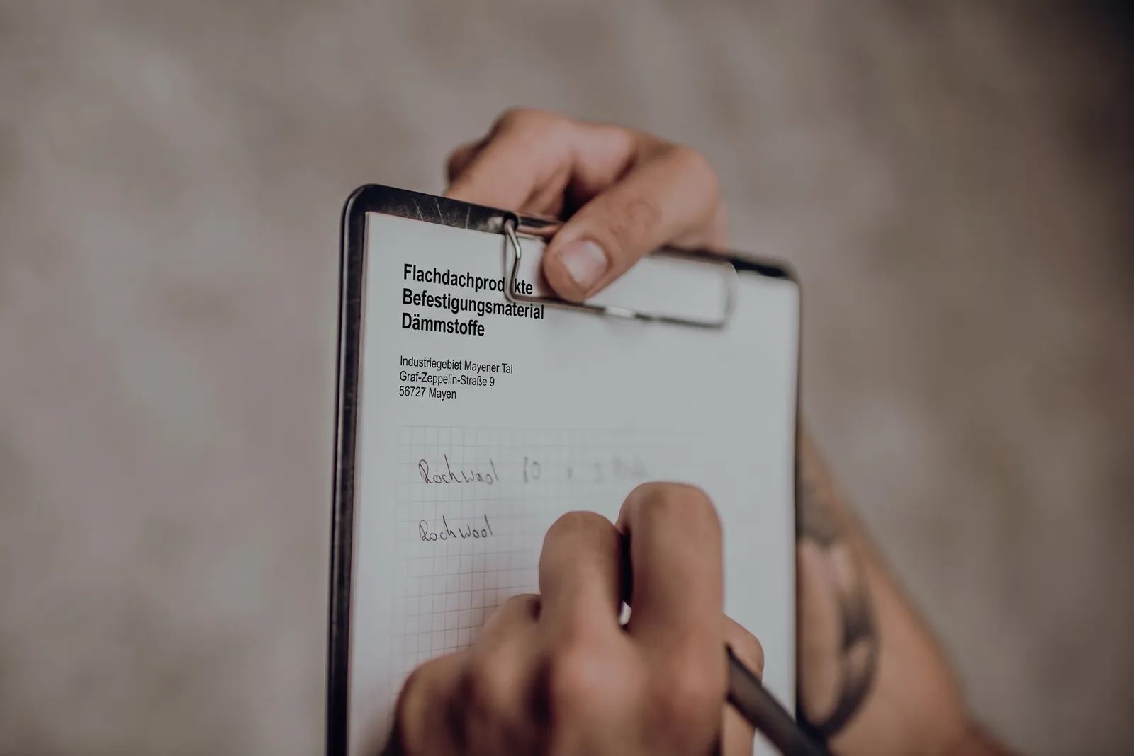 Handschriftliche Notiz auf dem Klemmbrett