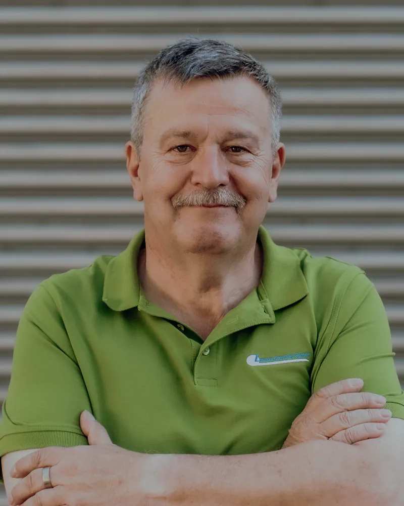 Kurt Wald vor dem Rolltor der Halle in Mayen